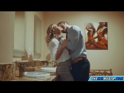 ❤️ Wann eng Busty Blond Iech an engem ëffentlechen Toilette verféiert ️ Anal Porno op lb.mailkassa.ru